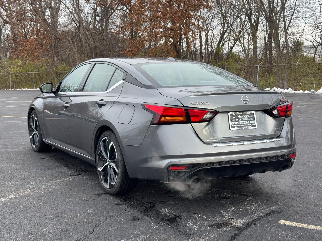 Nissan Altima Vehicle Full-screen Gallery Image 06