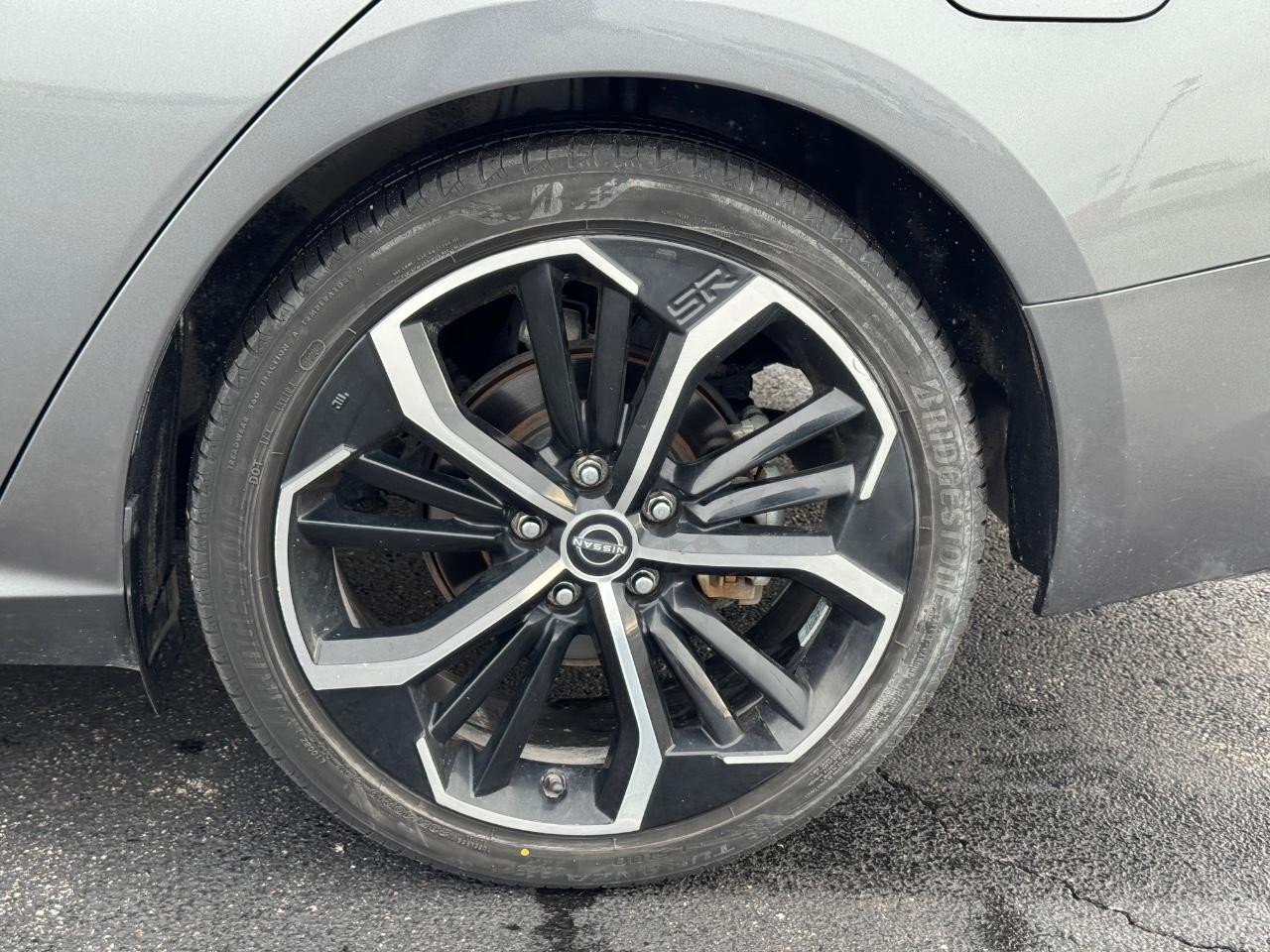 Nissan Altima Vehicle Full-screen Gallery Image 07