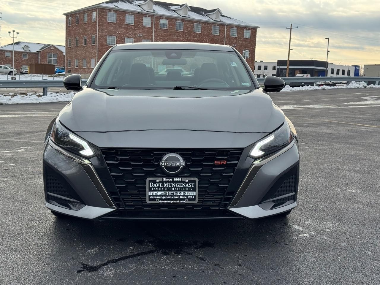 Nissan Altima Vehicle Full-screen Gallery Image 09