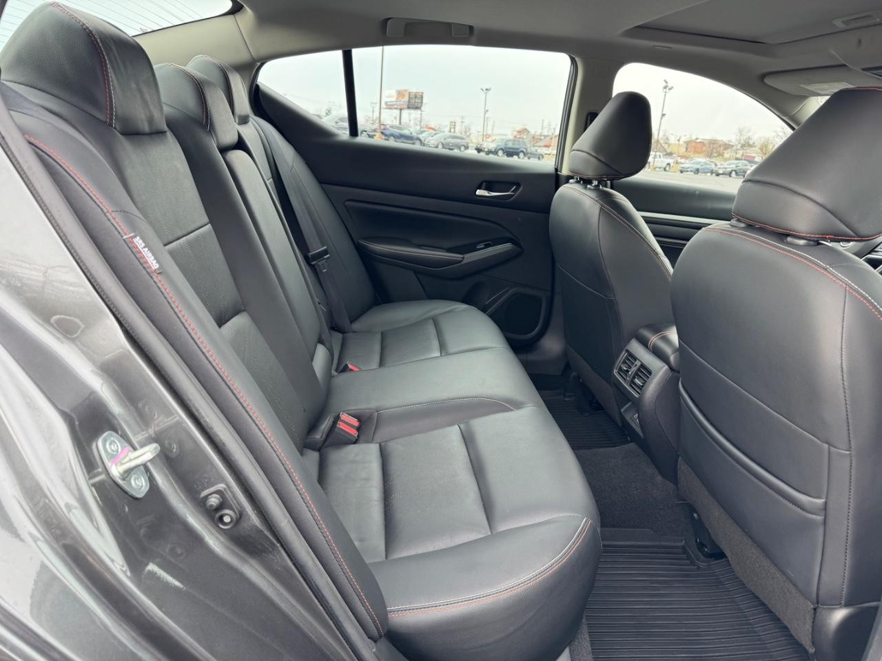 Nissan Altima Vehicle Full-screen Gallery Image 10