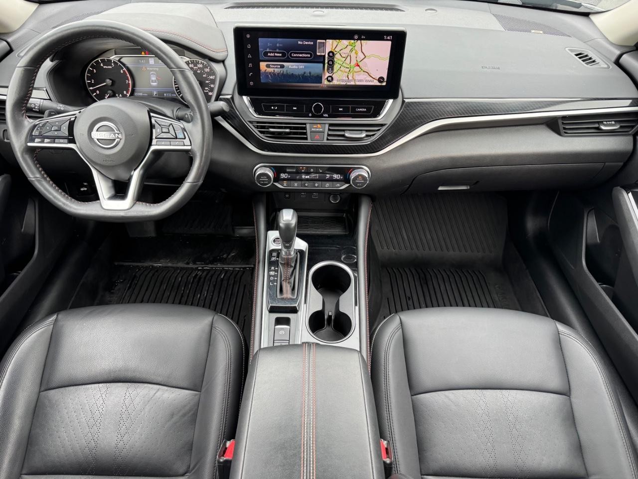 Nissan Altima Vehicle Full-screen Gallery Image 11