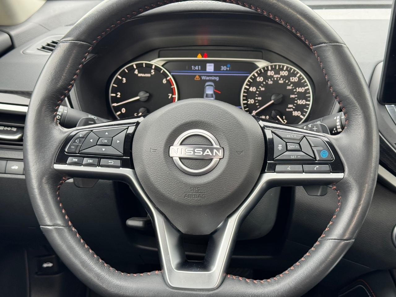 Nissan Altima Vehicle Full-screen Gallery Image 12