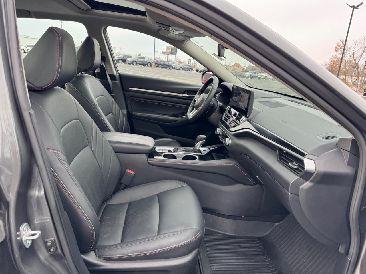 Nissan Altima Vehicle Full-screen Gallery Image 17