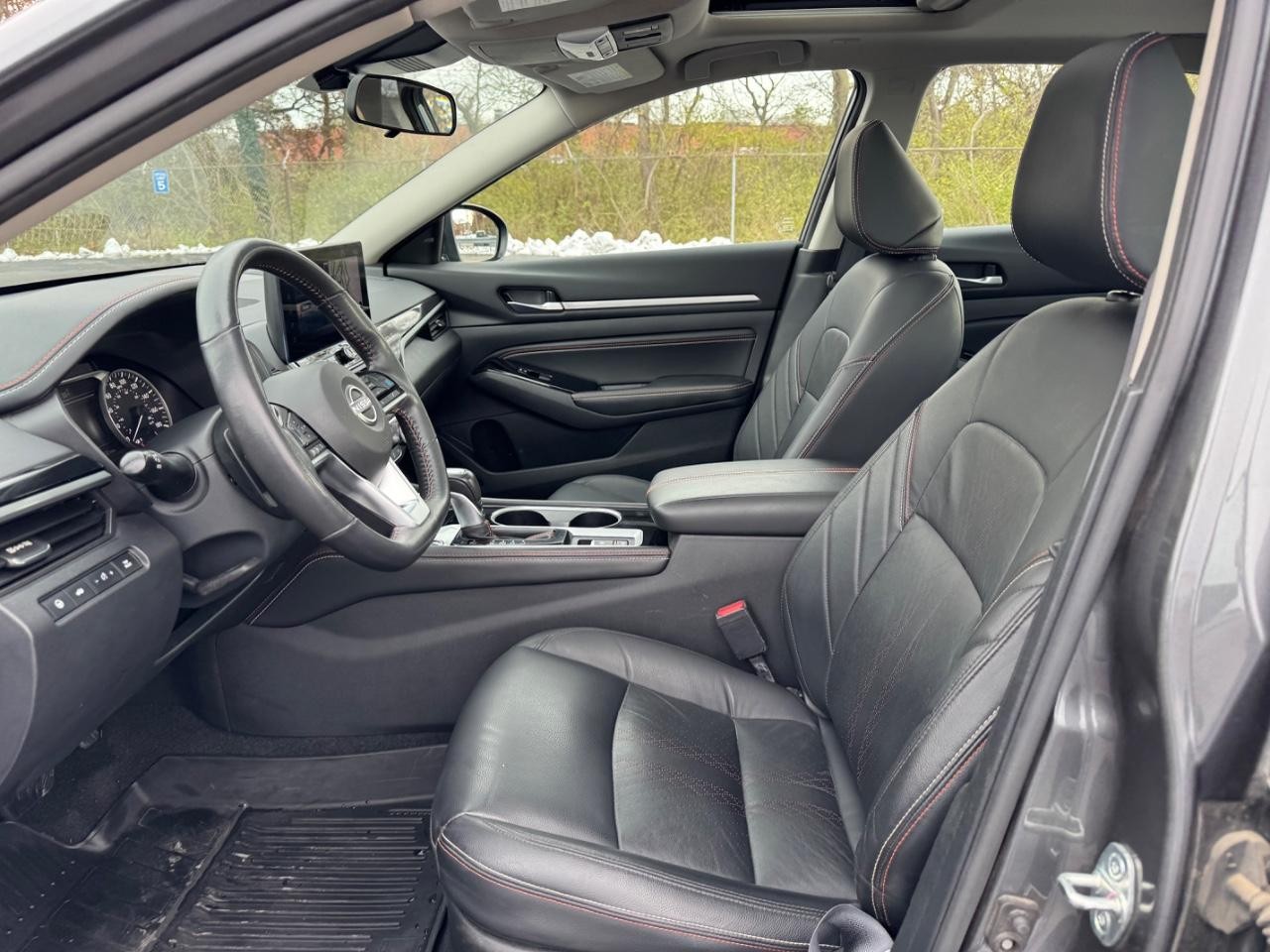 Nissan Altima Vehicle Full-screen Gallery Image 18