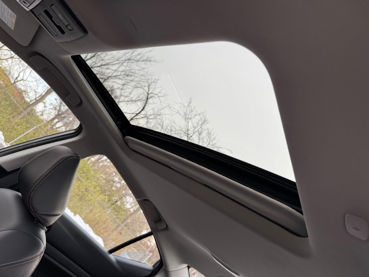 Nissan Altima Vehicle Full-screen Gallery Image 19