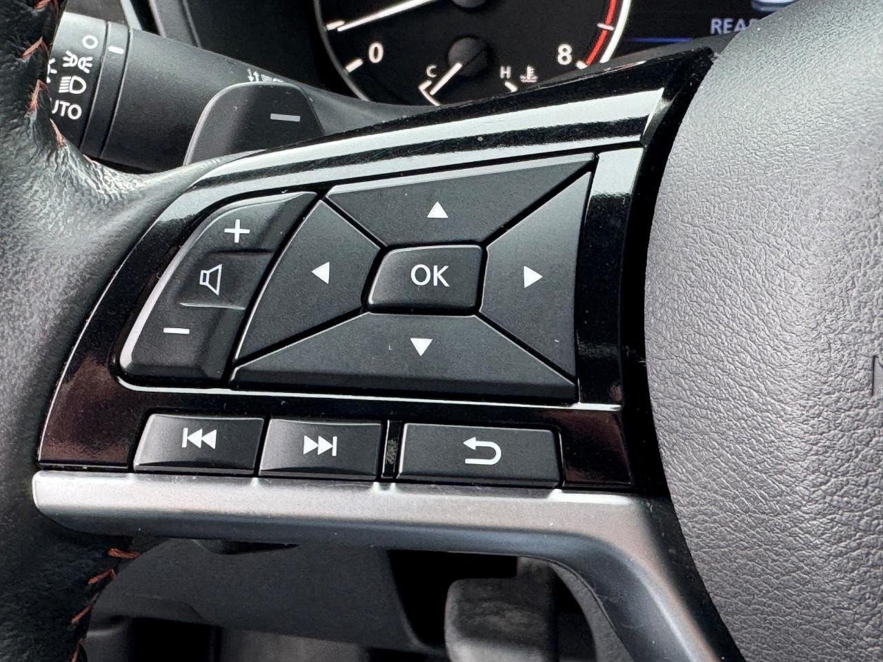 Nissan Altima Vehicle Full-screen Gallery Image 21