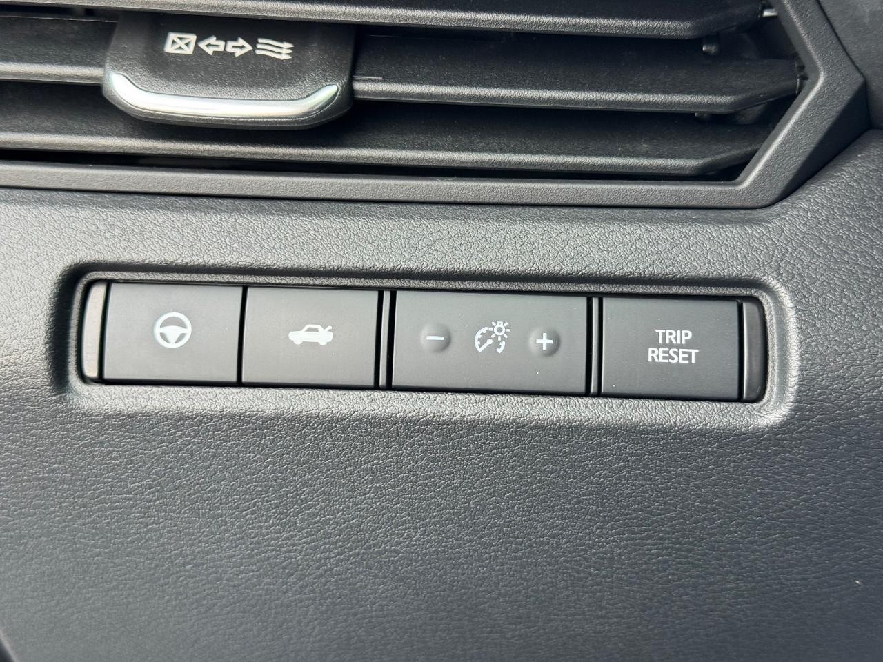 Nissan Altima Vehicle Full-screen Gallery Image 23