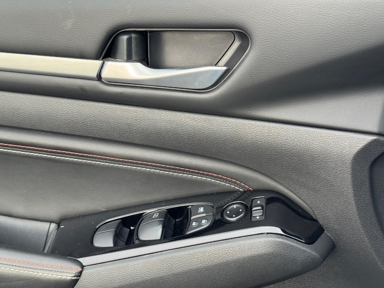 Nissan Altima Vehicle Full-screen Gallery Image 26