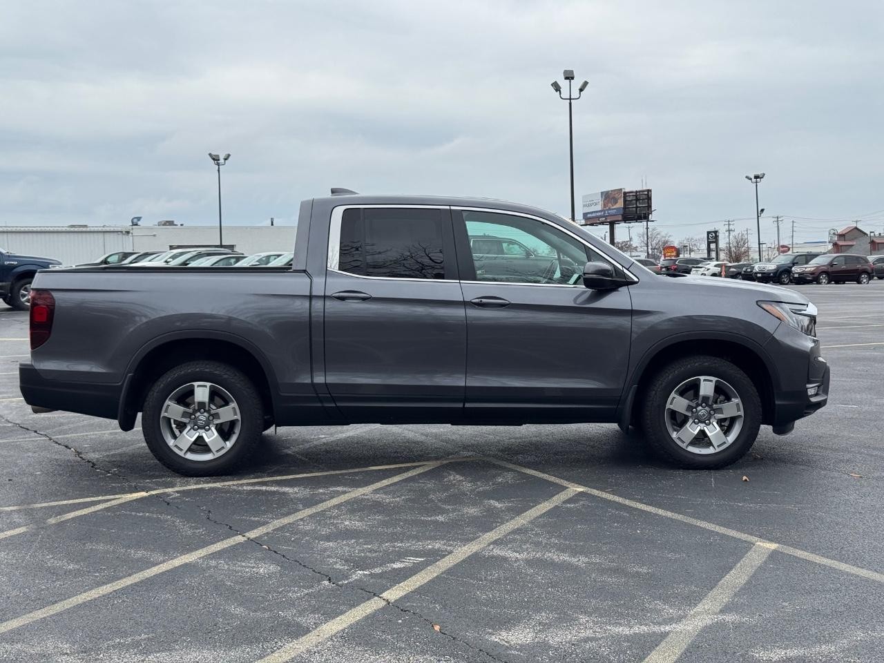 Honda Ridgeline Vehicle Full-screen Gallery Image 02
