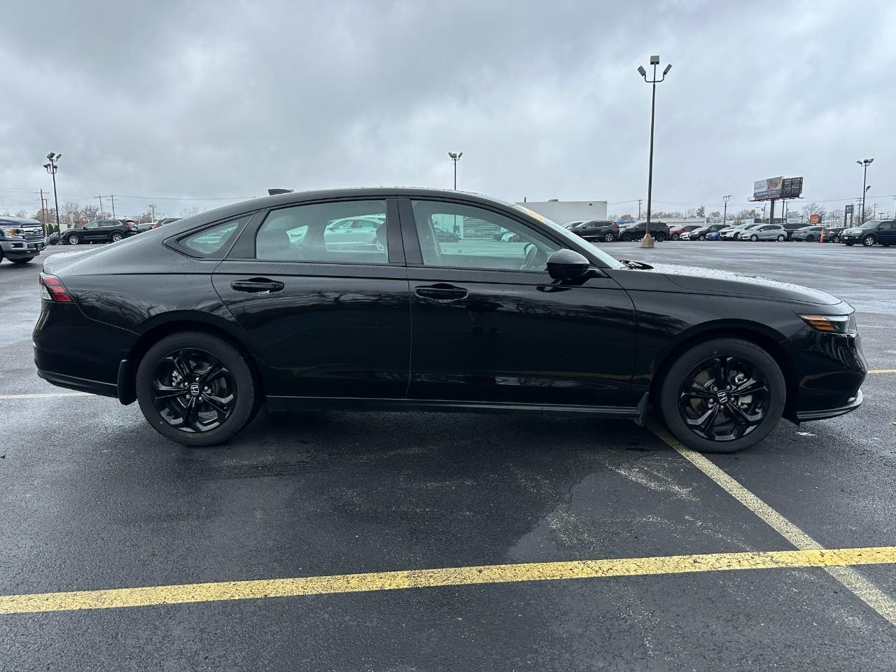 Honda Accord Sedan Vehicle Full-screen Gallery Image 02