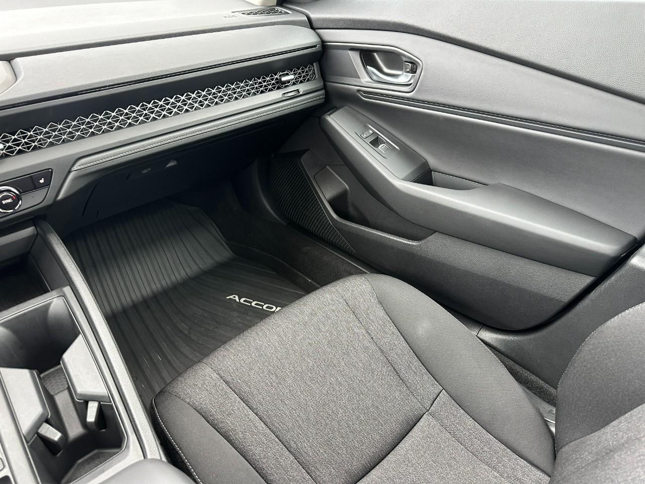 Honda Accord Sedan Vehicle Full-screen Gallery Image 16