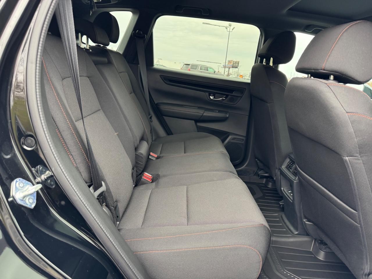 Honda CR-V Hybrid Vehicle Full-screen Gallery Image 10