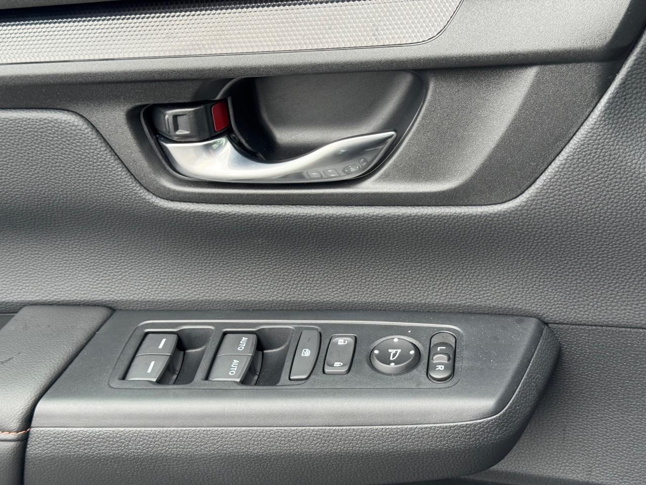 Honda CR-V Hybrid Vehicle Full-screen Gallery Image 25