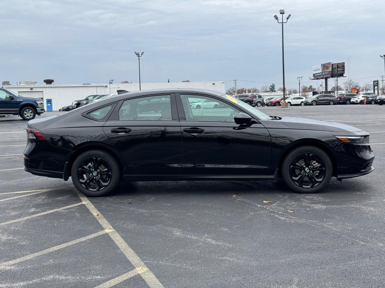 Honda Accord Sedan Vehicle Full-screen Gallery Image 02