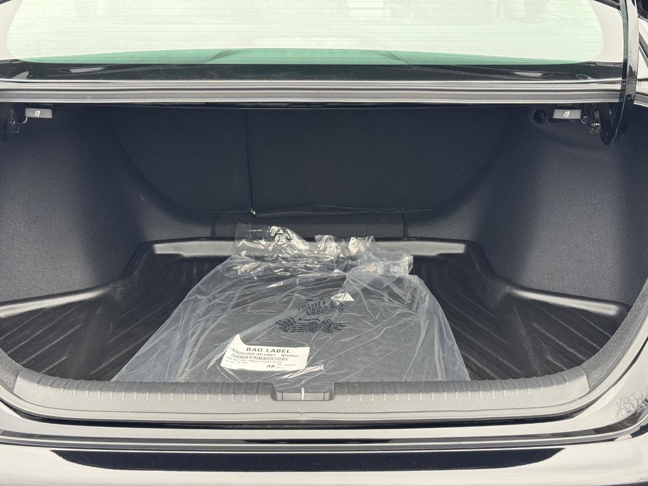 Honda Accord Sedan Vehicle Full-screen Gallery Image 04