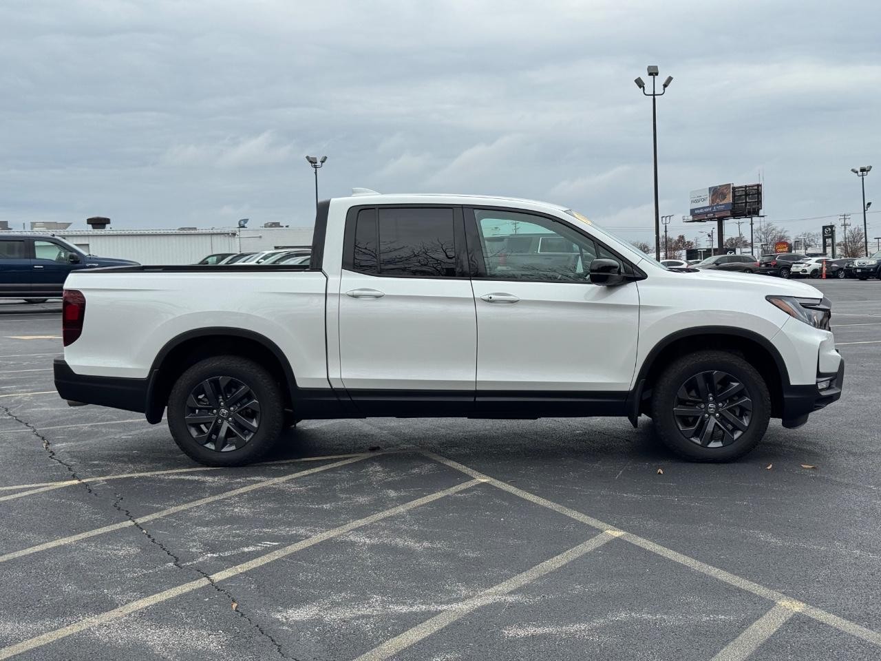 Honda Ridgeline Vehicle Full-screen Gallery Image 02