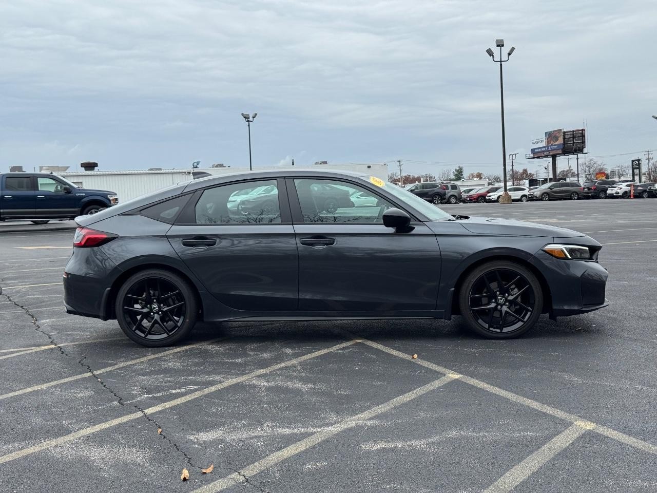 Honda Civic Hatchback Vehicle Full-screen Gallery Image 02