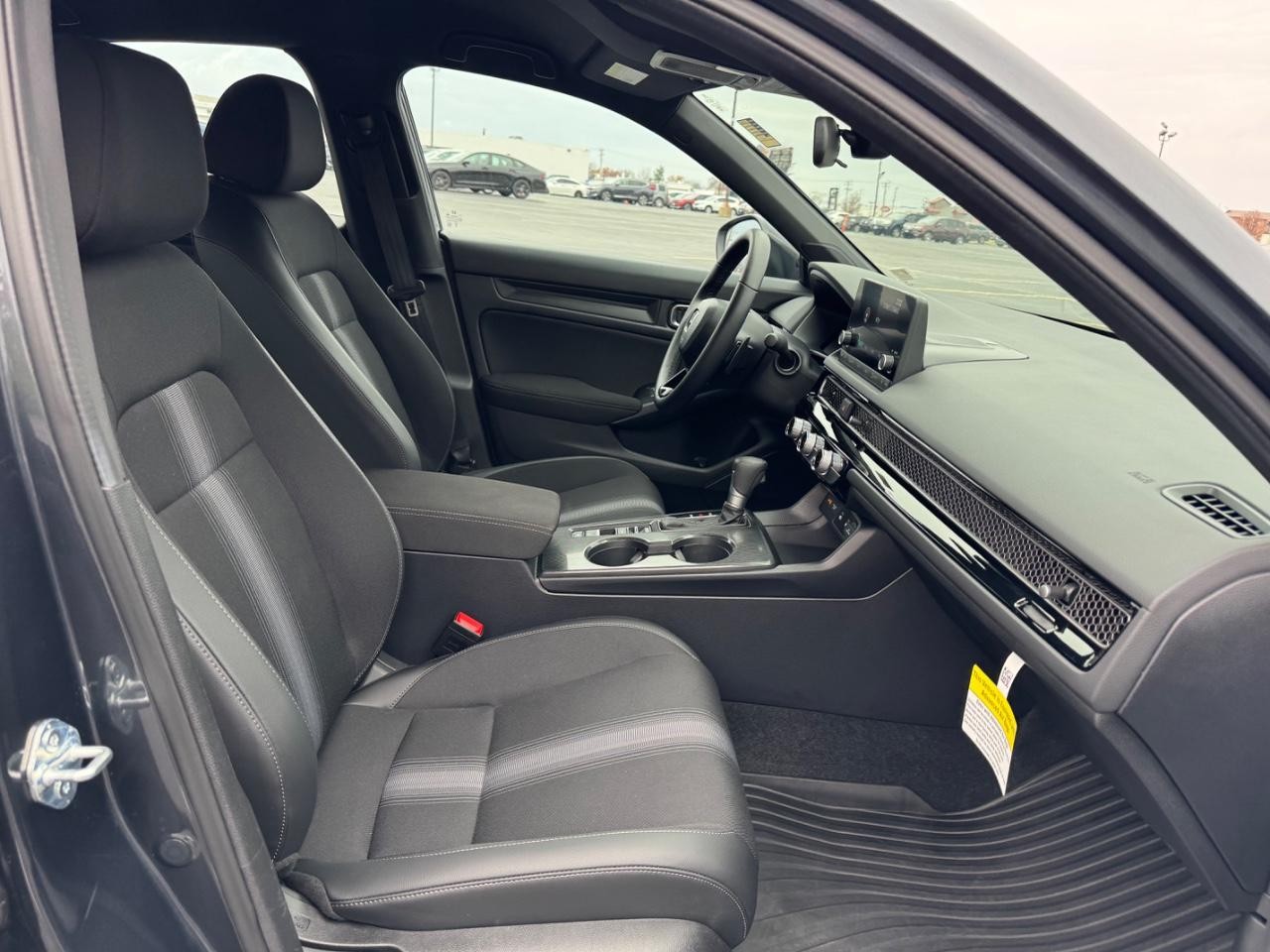 Honda Civic Hatchback Vehicle Full-screen Gallery Image 16