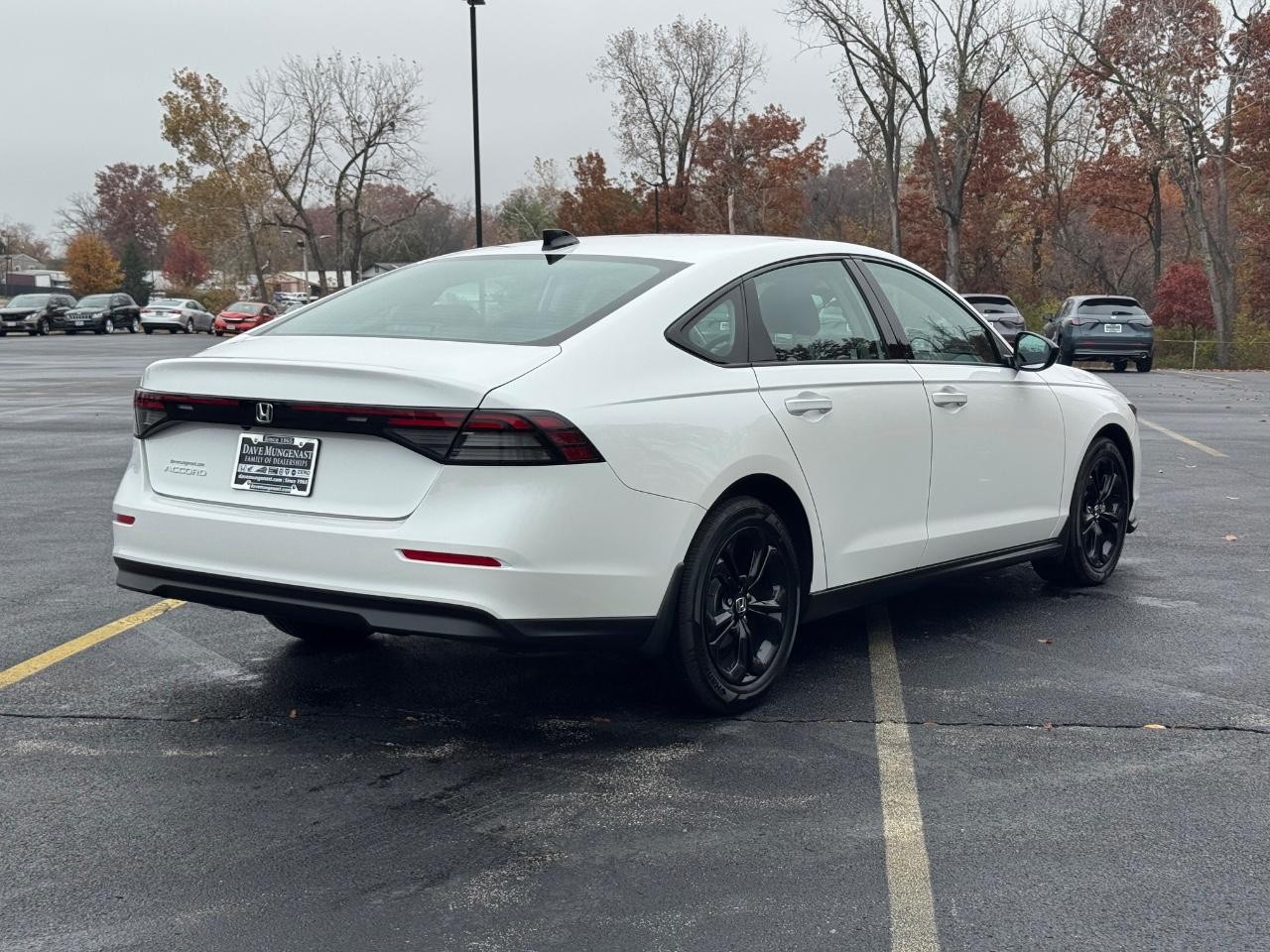 Honda Accord Sedan Vehicle Full-screen Gallery Image 03