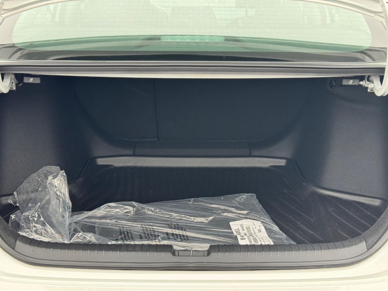 Honda Accord Sedan Vehicle Full-screen Gallery Image 04