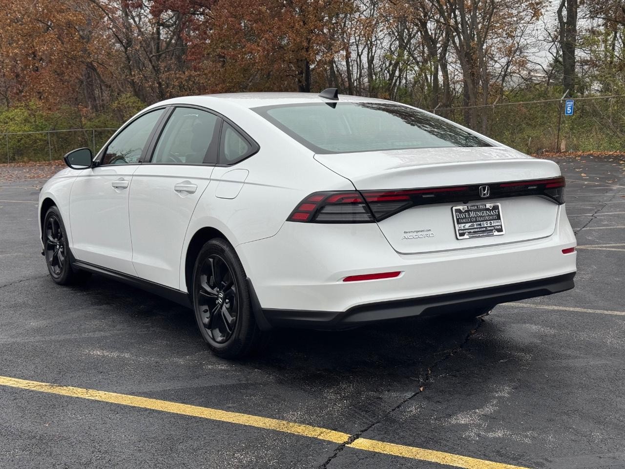 Honda Accord Sedan Vehicle Full-screen Gallery Image 06