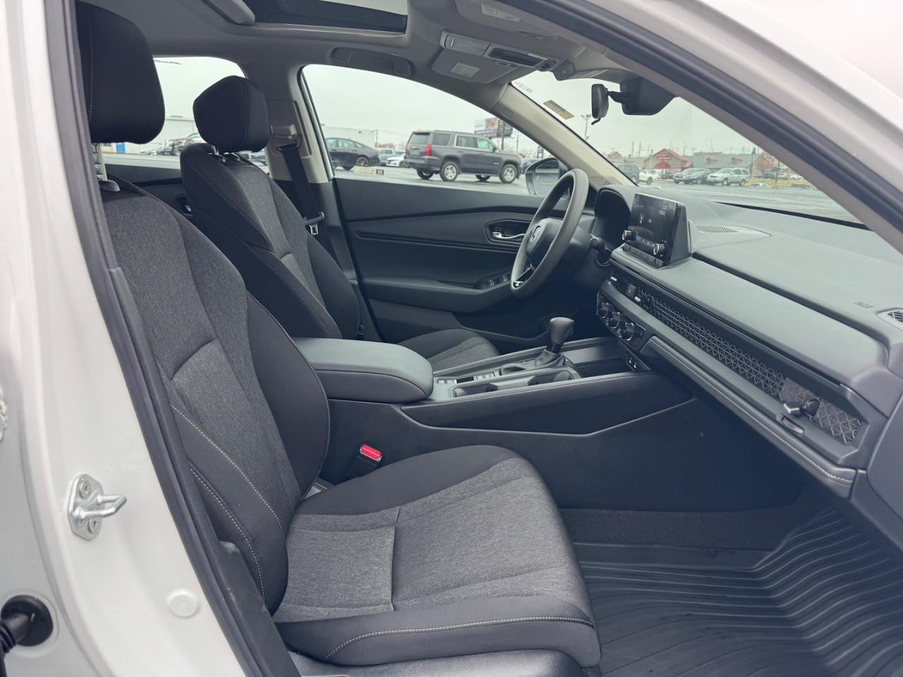 Honda Accord Sedan Vehicle Full-screen Gallery Image 17