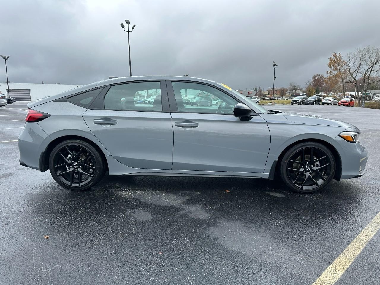 Honda Civic Hatchback Vehicle Full-screen Gallery Image 02