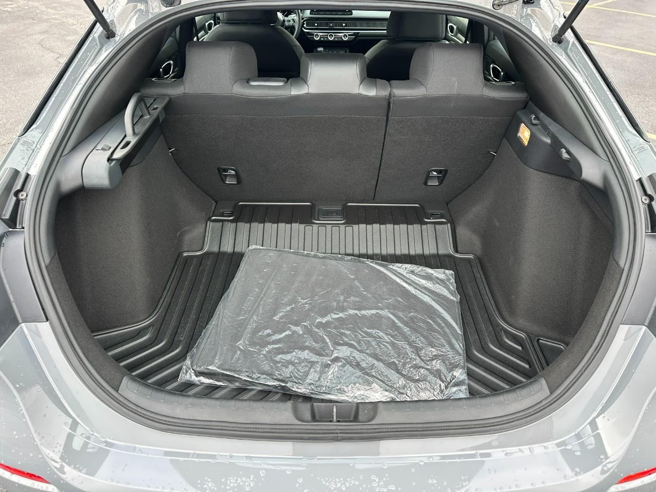 Honda Civic Hatchback Vehicle Full-screen Gallery Image 05