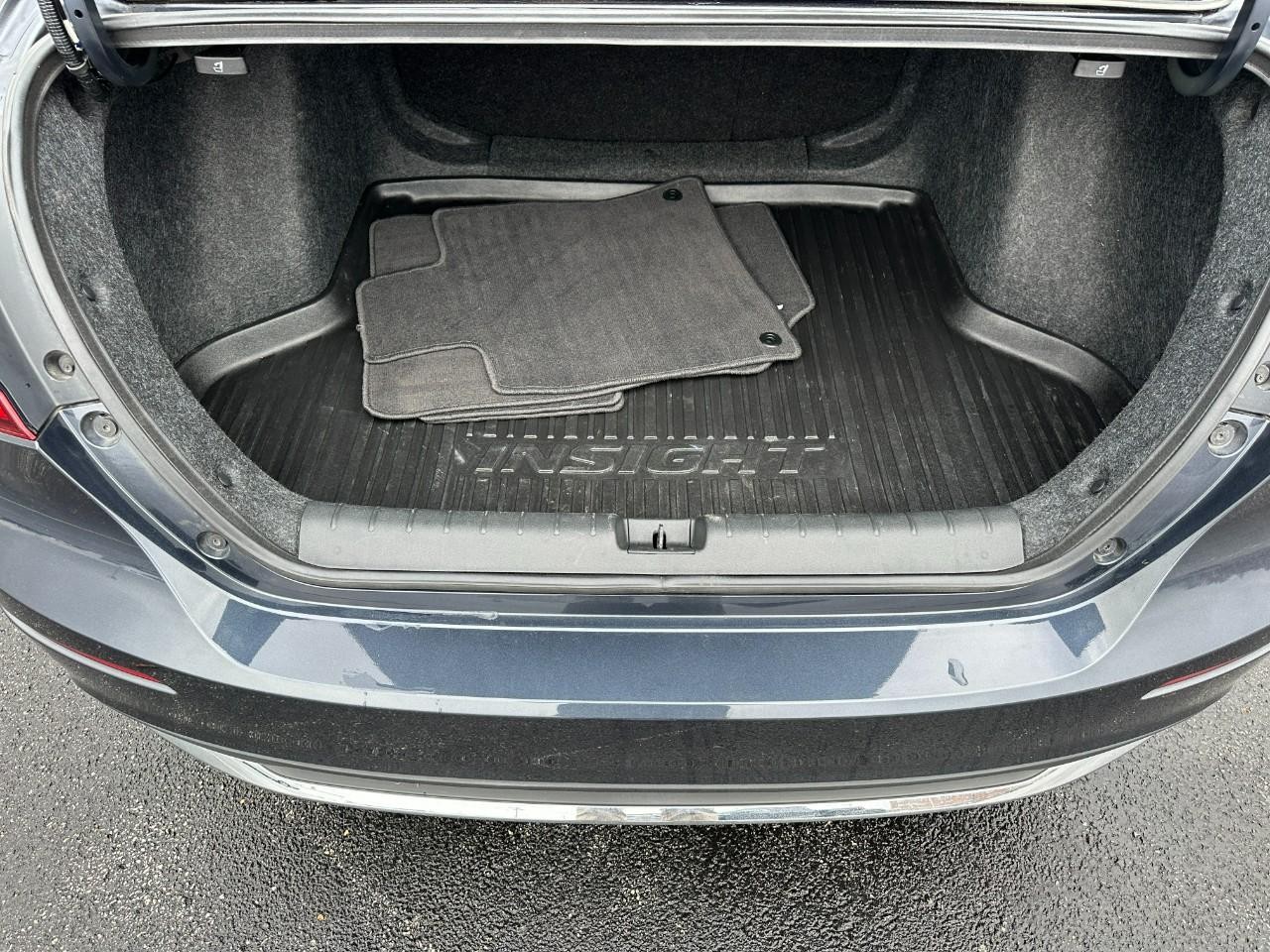 Honda Insight Vehicle Full-screen Gallery Image 05