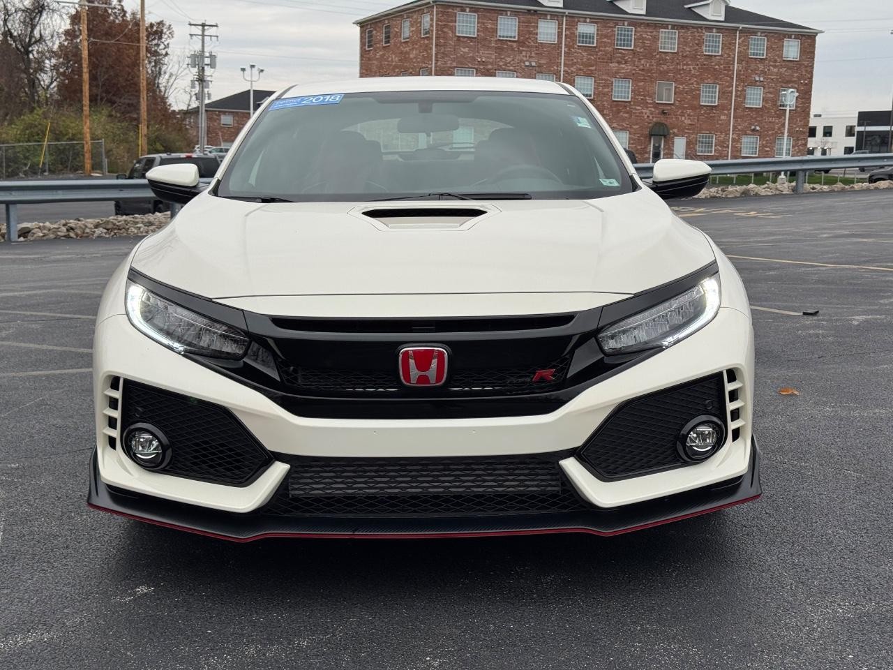 Honda Civic Type R Vehicle Full-screen Gallery Image 09