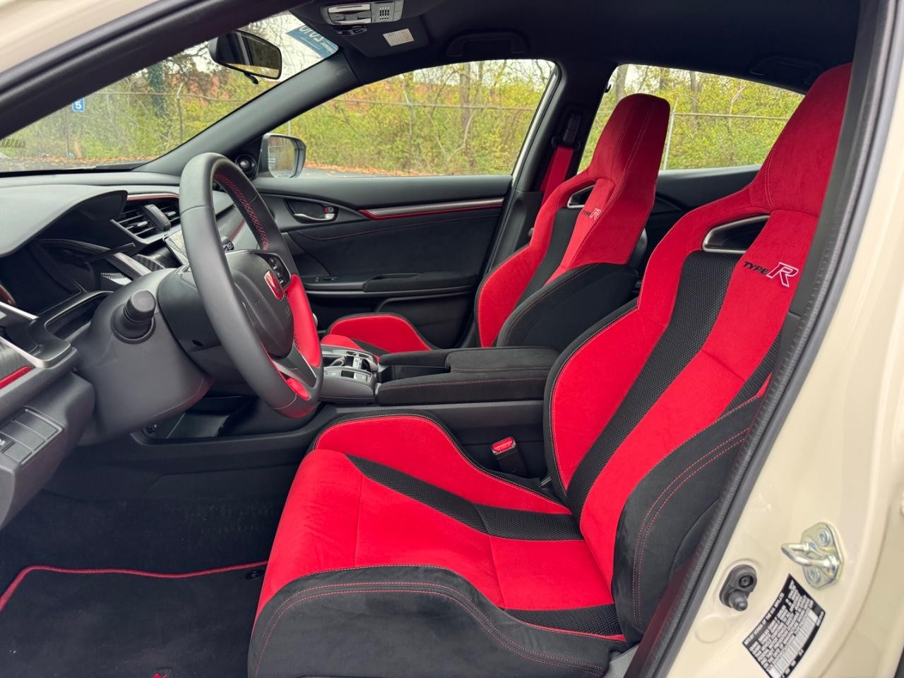 Honda Civic Type R Vehicle Full-screen Gallery Image 16