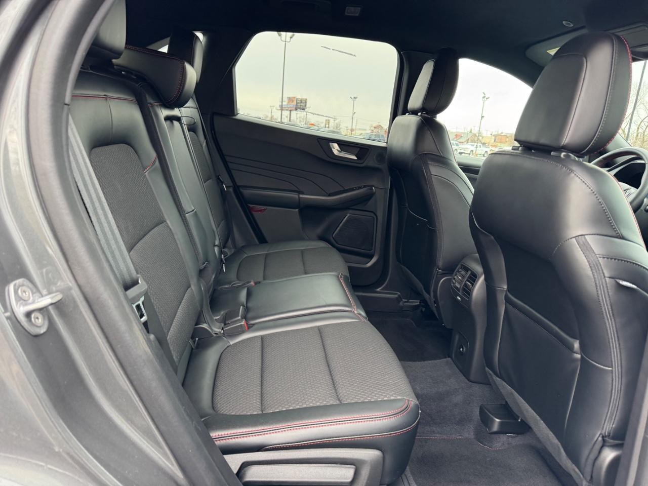 Ford Escape Vehicle Full-screen Gallery Image 10