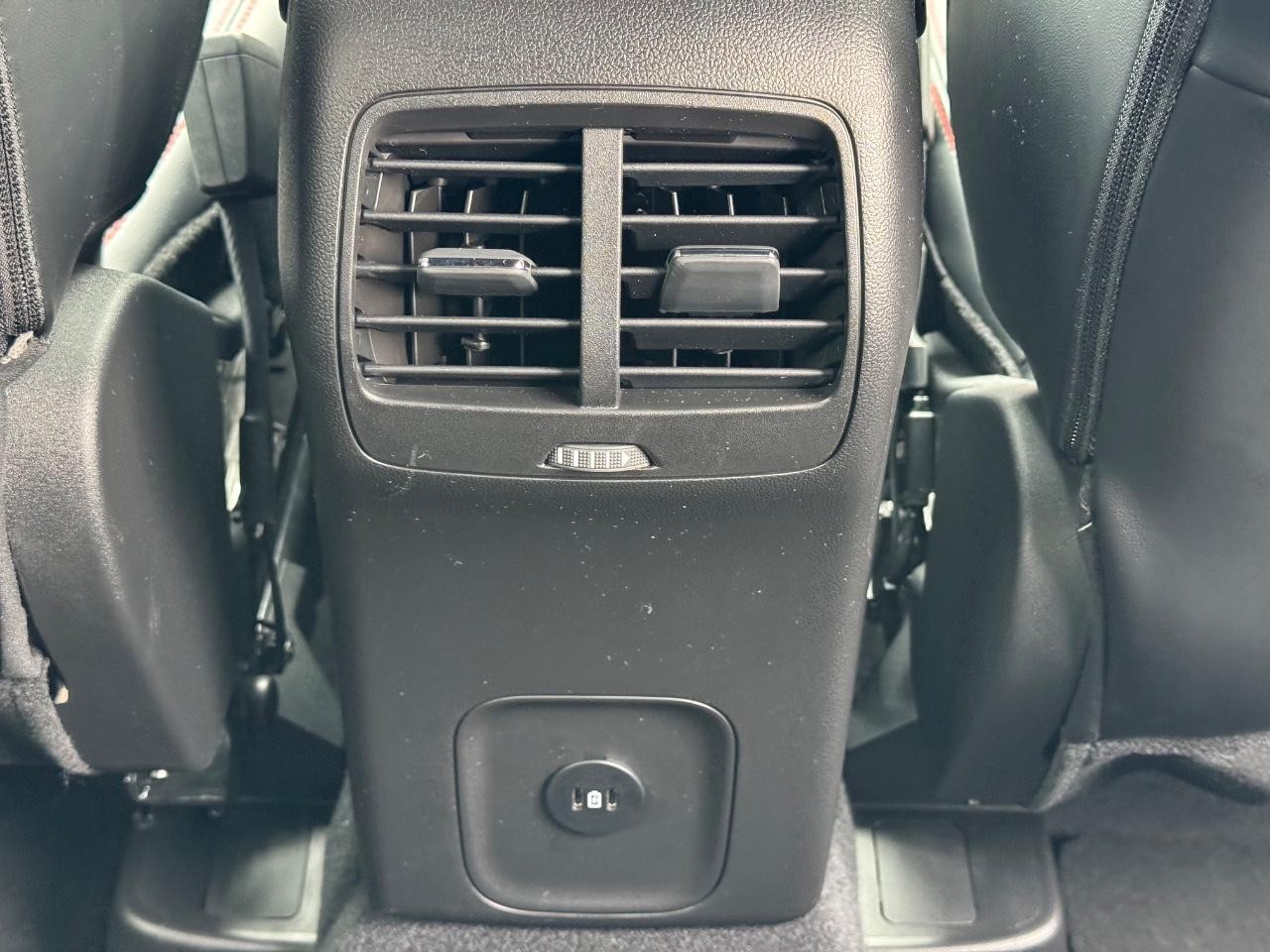 Ford Escape Vehicle Full-screen Gallery Image 16