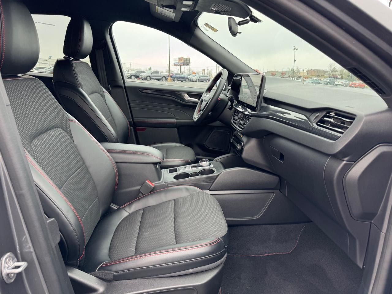 Ford Escape Vehicle Full-screen Gallery Image 17