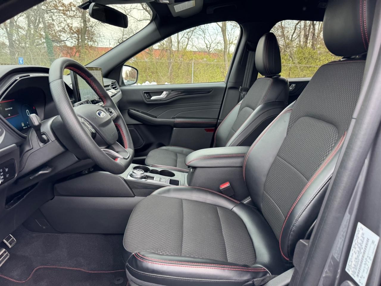 Ford Escape Vehicle Full-screen Gallery Image 18