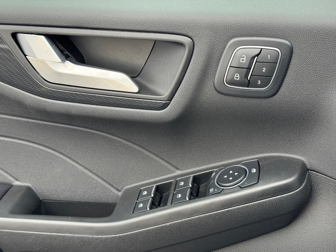 Ford Escape Vehicle Full-screen Gallery Image 25