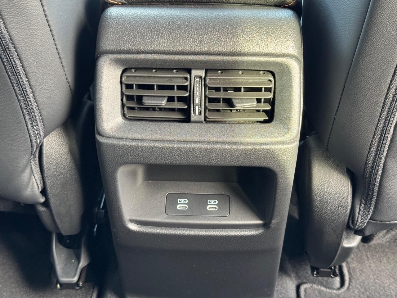 Honda CR-V Hybrid Vehicle Full-screen Gallery Image 16