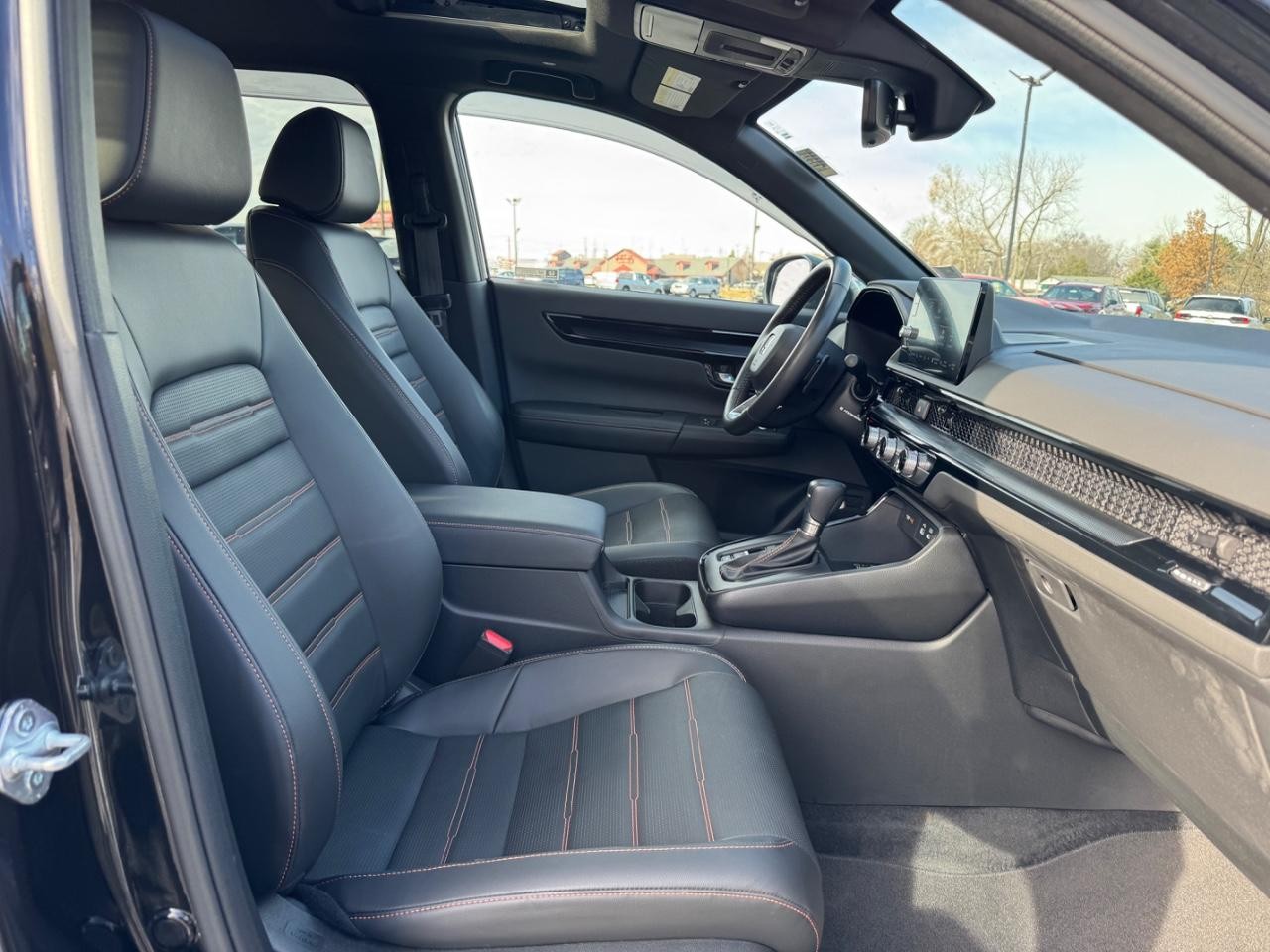 Honda CR-V Hybrid Vehicle Full-screen Gallery Image 17