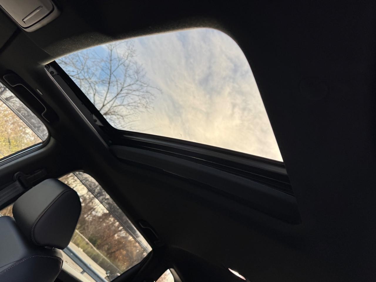 Honda CR-V Hybrid Vehicle Full-screen Gallery Image 19