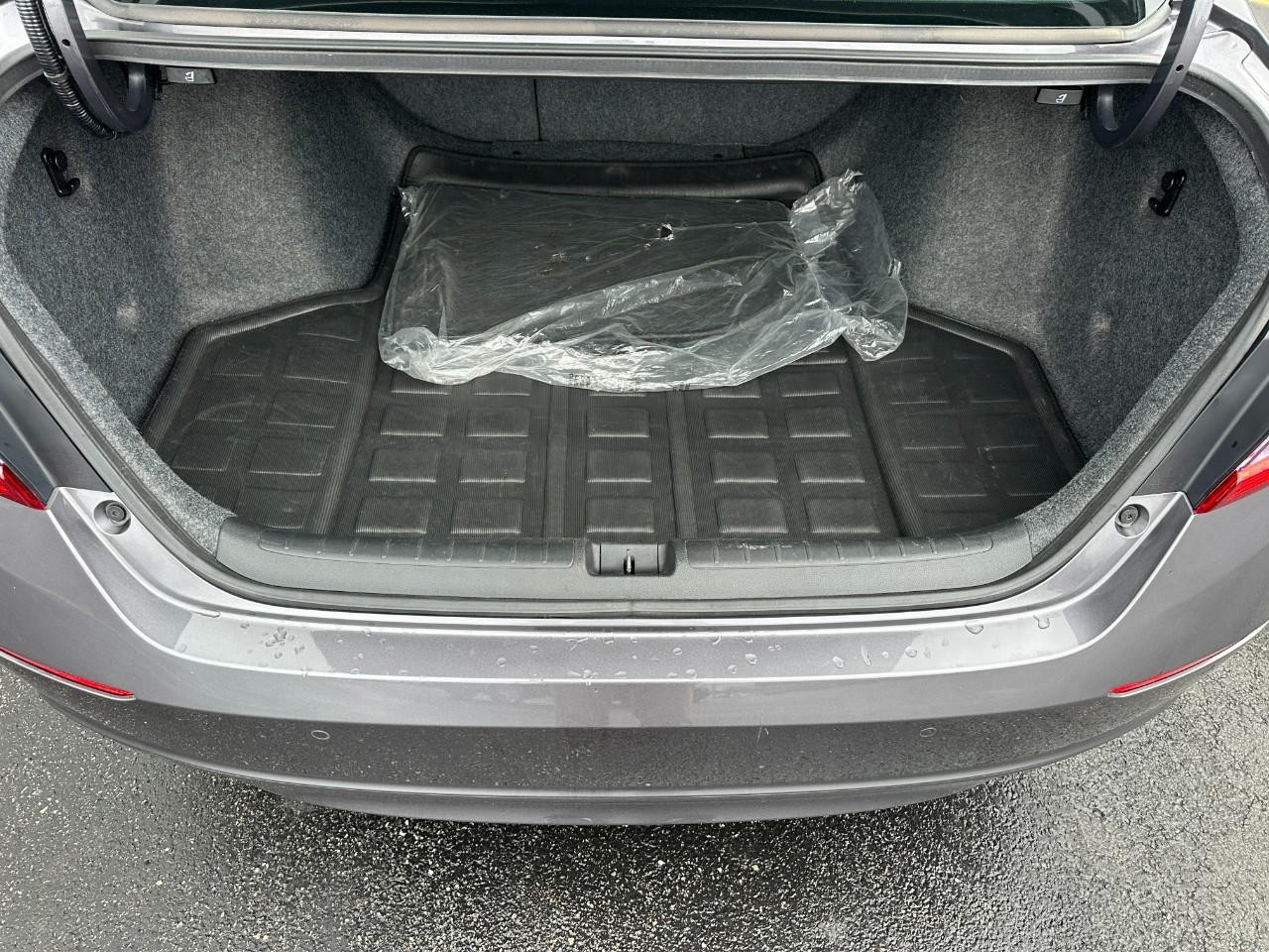 Honda Accord Hybrid Vehicle Full-screen Gallery Image 05