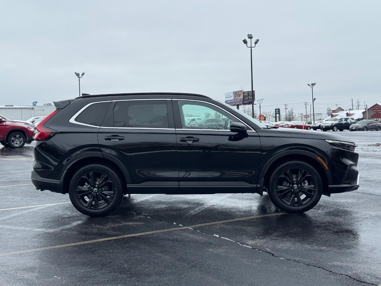 Honda CR-V Hybrid Vehicle Full-screen Gallery Image 02