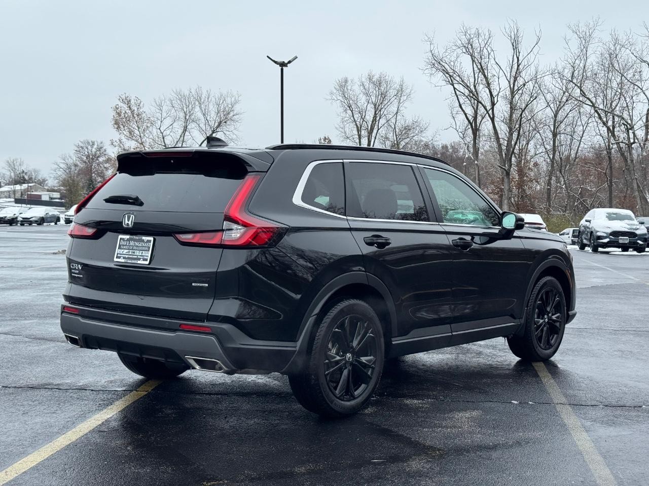 Honda CR-V Hybrid Vehicle Full-screen Gallery Image 03