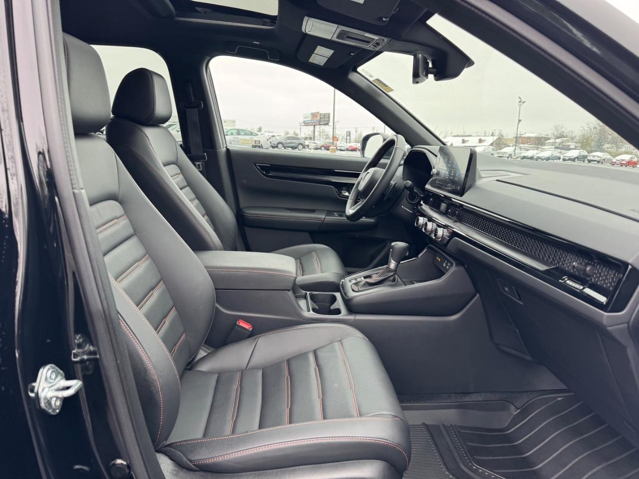 Honda CR-V Hybrid Vehicle Full-screen Gallery Image 17