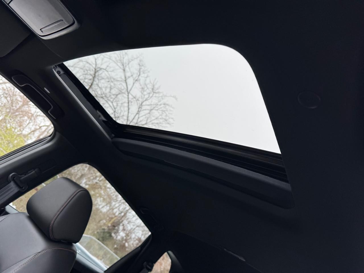 Honda CR-V Hybrid Vehicle Full-screen Gallery Image 19