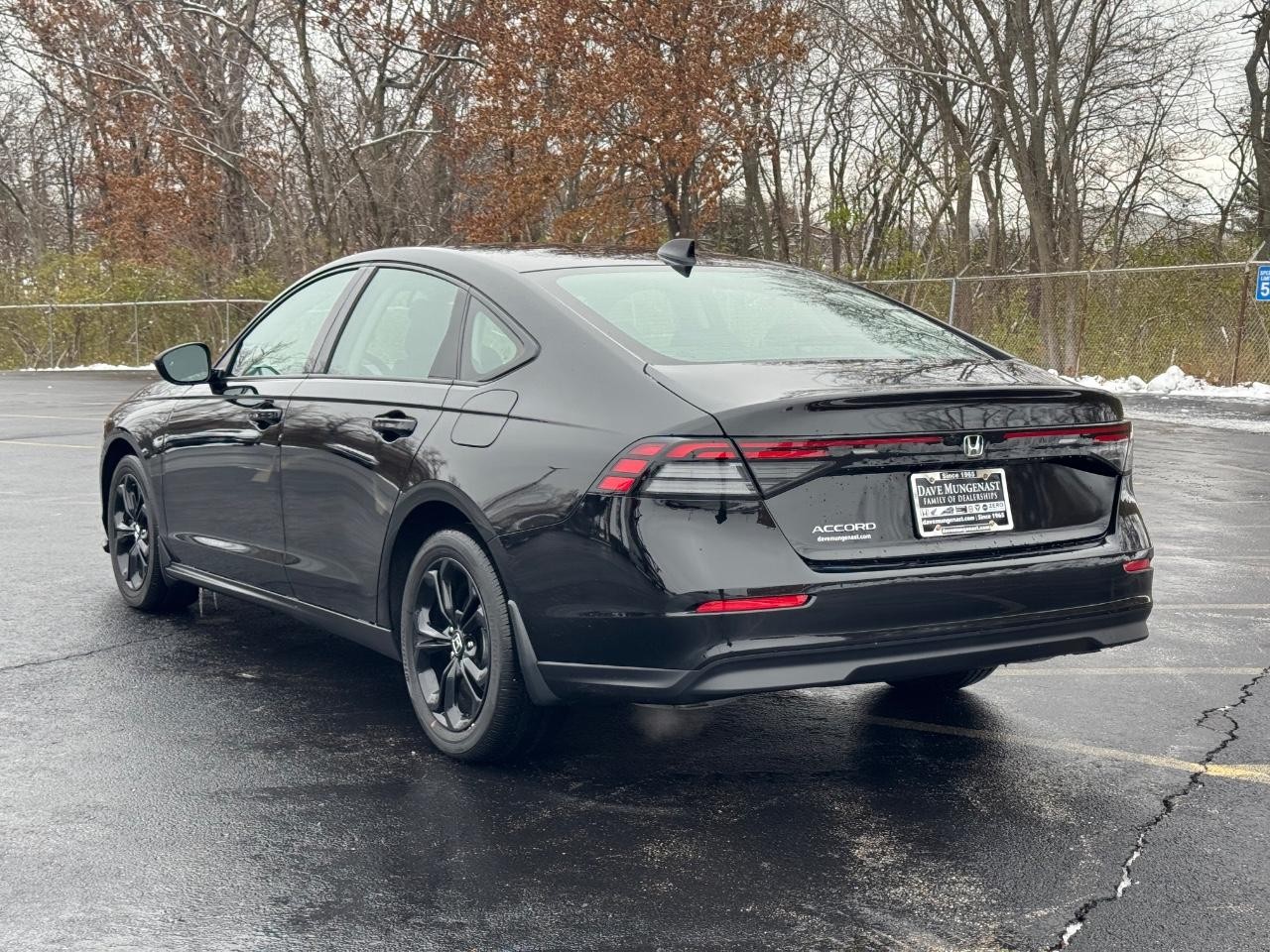 Honda Accord Sedan Vehicle Full-screen Gallery Image 06