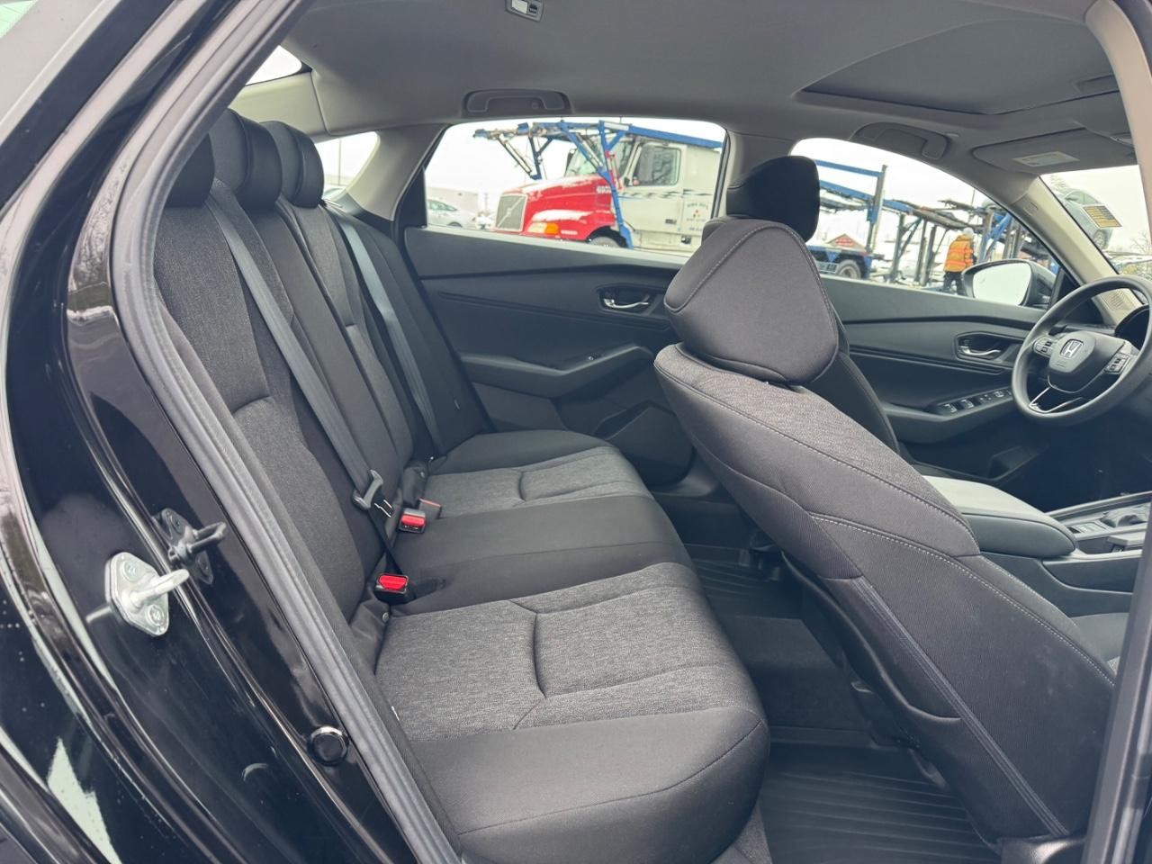 Honda Accord Sedan Vehicle Full-screen Gallery Image 10