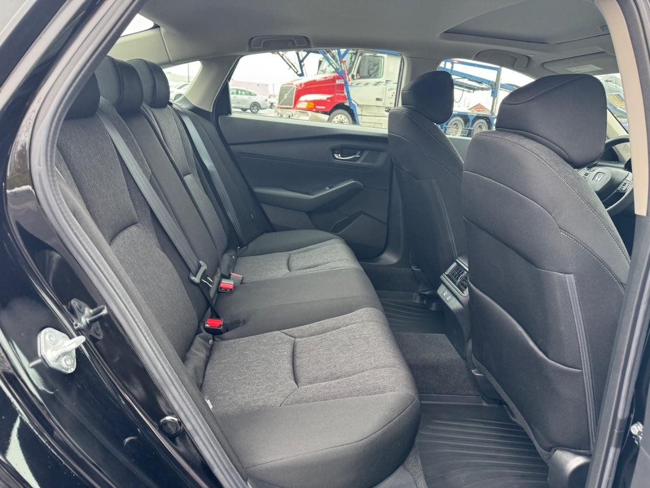 Honda Accord Sedan Vehicle Full-screen Gallery Image 11