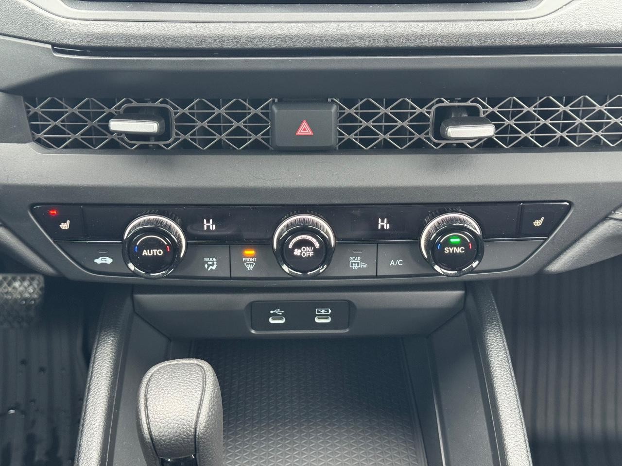 Honda Accord Sedan Vehicle Full-screen Gallery Image 15