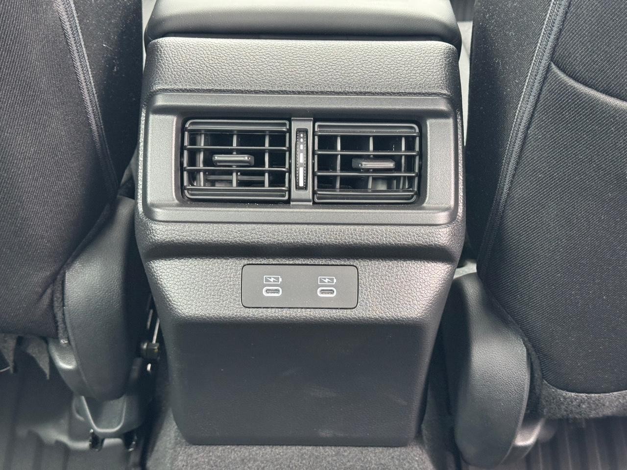 Honda Accord Sedan Vehicle Full-screen Gallery Image 17