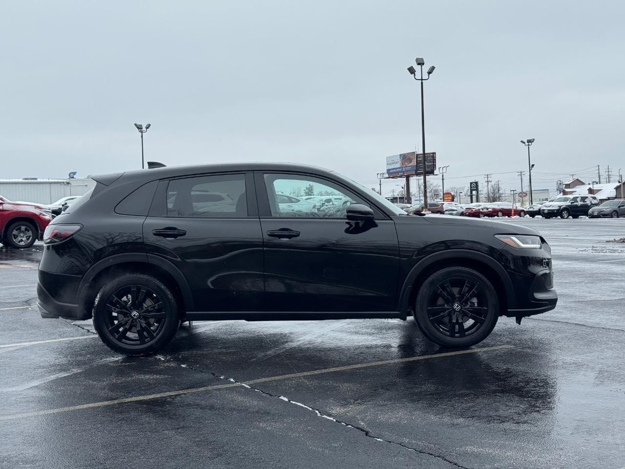 Honda HR-V Vehicle Full-screen Gallery Image 02